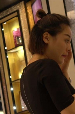 4K – 街拍肉丝袜美足销售大美女 [369 MB/MP4]