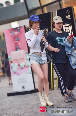 爱抽烟的热裤小姐姐3A3166[141M]