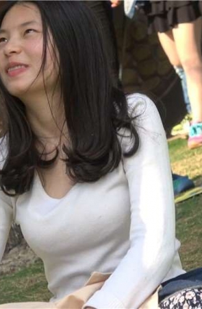 4k-甜美碎花裙裸足街拍美女跟男友嬉闹