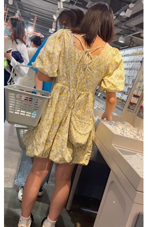 黄色连衣裙妹子