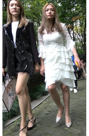 漂亮的白色连体裙小姐姐[990M/MP4]