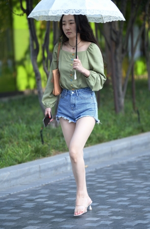 白皙长腿热裤美女