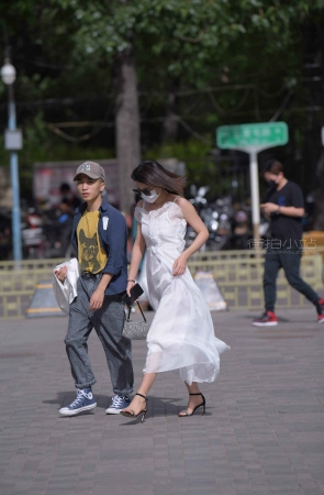 街拍白色长裙高跟墨镜美女