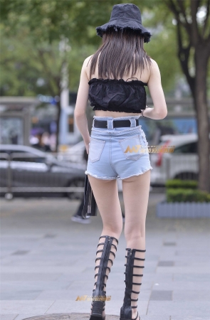 美胸热裤性感美女