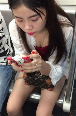 地铁上拍摄的精致女孩