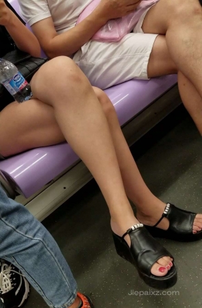 4K – 短发姑娘低头看手机 [1.56 GB/MP4]