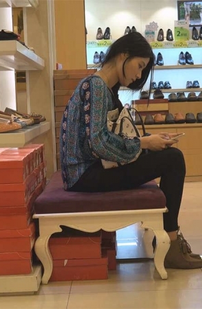 修长美女亲自展示，试鞋时如何脱下丝袜袜套再穿上