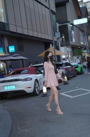 粉裙美眉