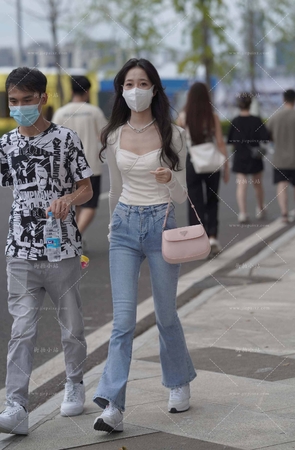 粉色挎包的牛仔裤美眉