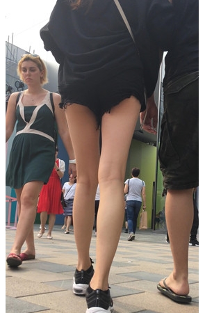 黑色短裤妹子