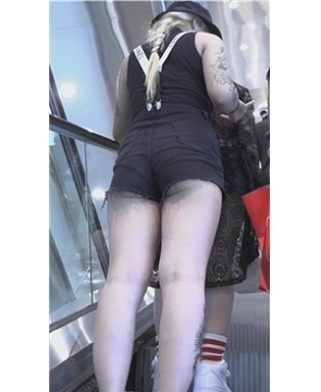 金发妹子脚上的纹身很霸气，圆臀紧身热裤够狂野。[514 MB]