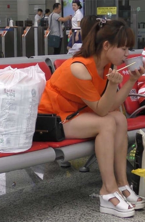 吃泡面的美眉裸足底大放送