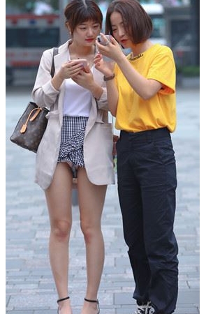 玩手机的小姐姐(62P)