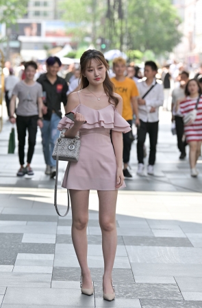 长得好乖的小姐姐穿高跟鞋很可爱呀