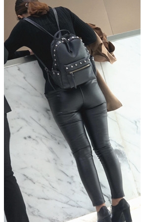 背着双肩包的皮裤小姐姐