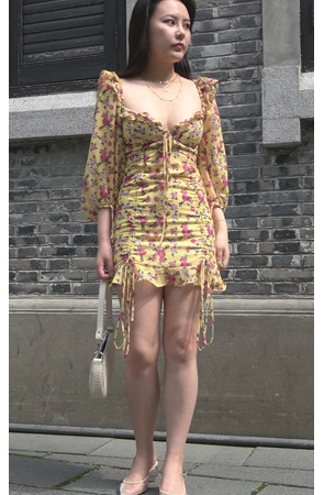 白嫩低胸装小姐姐