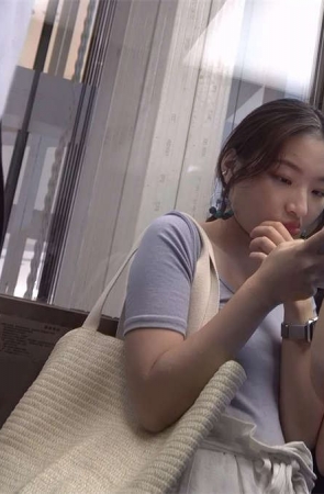 樱桃小嘴美女与长裙凉高跟美足少妇