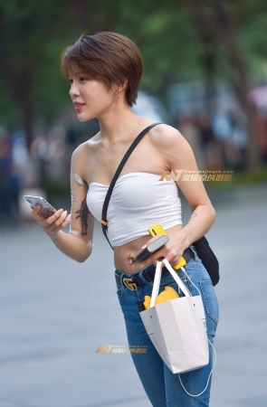 性感裹胸 紧牛 短发美女