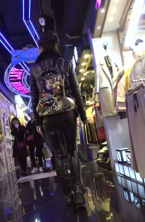 黑色皮衣皮裤性感风韵美眉