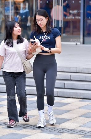 清秀瑜伽紧身裤美女