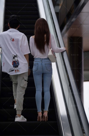 街拍紧身牛仔裤高跟美眉