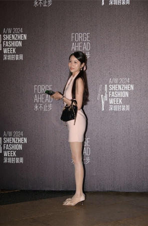 温婉气质吊带裙