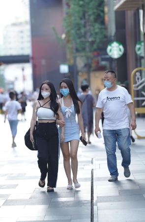 长腿牛仔裤苗条的小姐姐