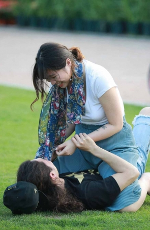 草地上嬉闹的小情侣