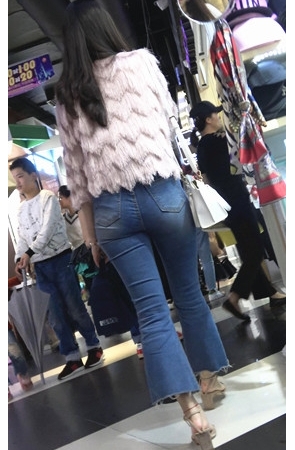 蓝色牛仔裤紧身美女[617M/MP4]