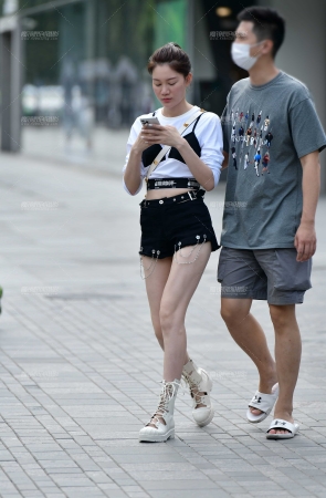 逛街的黑色热裤美女