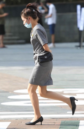 【珏一笑而过】诱惑肉丝街拍高跟OL