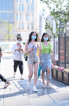 吊带背心热裤美女