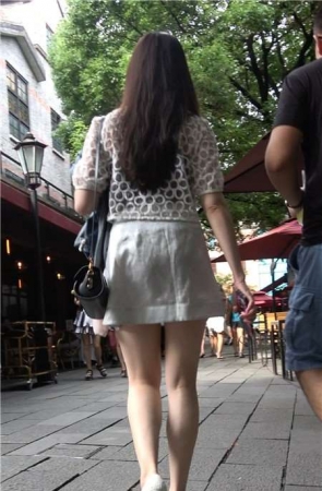4K – 超性感白裙街拍御姐范高跟鞋美女 [1.54 GB]