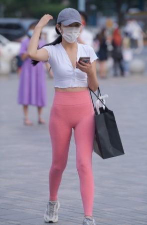 性感粉色瑜伽美女