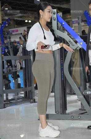 绿色紧身美女 [20P]