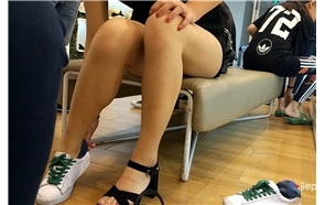 试鞋的短裤肉丝美腿美女
