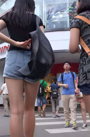 极品身材黑色毛衣高腰牛仔热裤美女