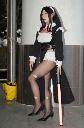 COS的黑丝高跟美眉