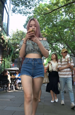 高颜值好身材热裤吸烟女孩