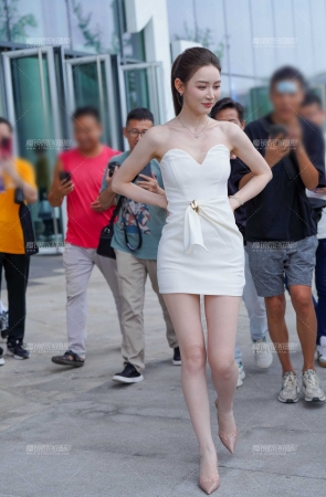 一袭白裙 优雅气质