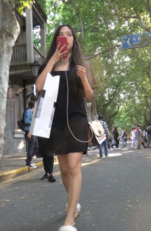 性感黑色连衣裙长腿高跟美女