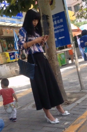 等车的高跟鞋美女