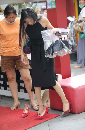 【街拍心灵】御姐尖头细街拍高跟肉丝美腿