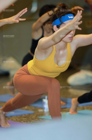 第1592篇舒展瑜伽美女