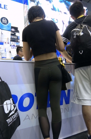 极品身材黑色紧身弹力裤小蛮腰美女