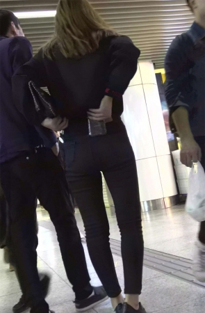 商场偶遇黑衣黑裤气质美女