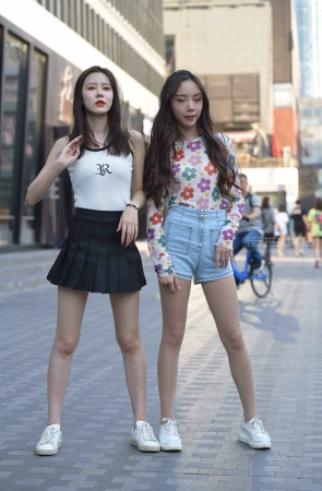 美女姐妹秀身材