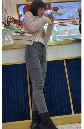 短发气质牛仔裤美女