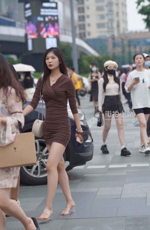 苗条棕色群女孩