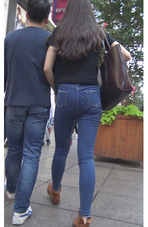 漂亮的蓝色牛仔紧身裤美女